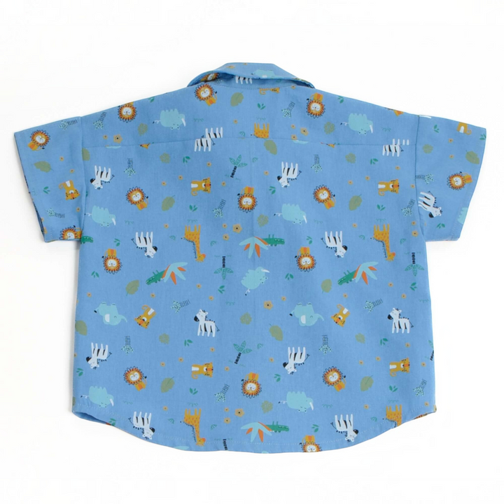 Patternforkids Kinderhemd TOM als Kurzarm-Variante aus blauem Baumwollstoff mit buntem Dschungeltier-Muster