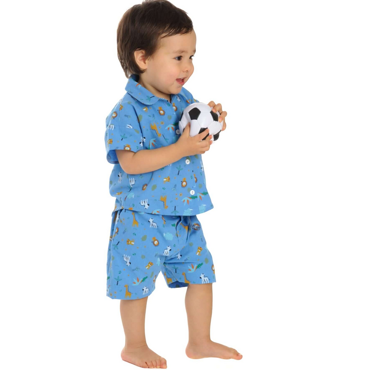 Kleinkind trägt ein blaues Patternforkids Kurzarmhemd mit Tiermuster und passender Shorts beim Spielen mit einem Ball