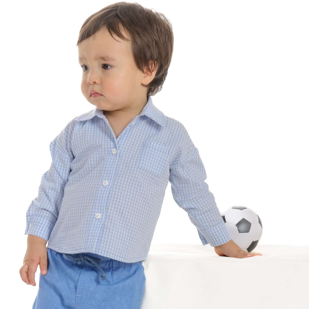 Patternforkids PDF Schnittmuster TOM: Kleinkind trägt ein hellblaues kariertes Langarmhemd mit Kragen und Brusttasche.