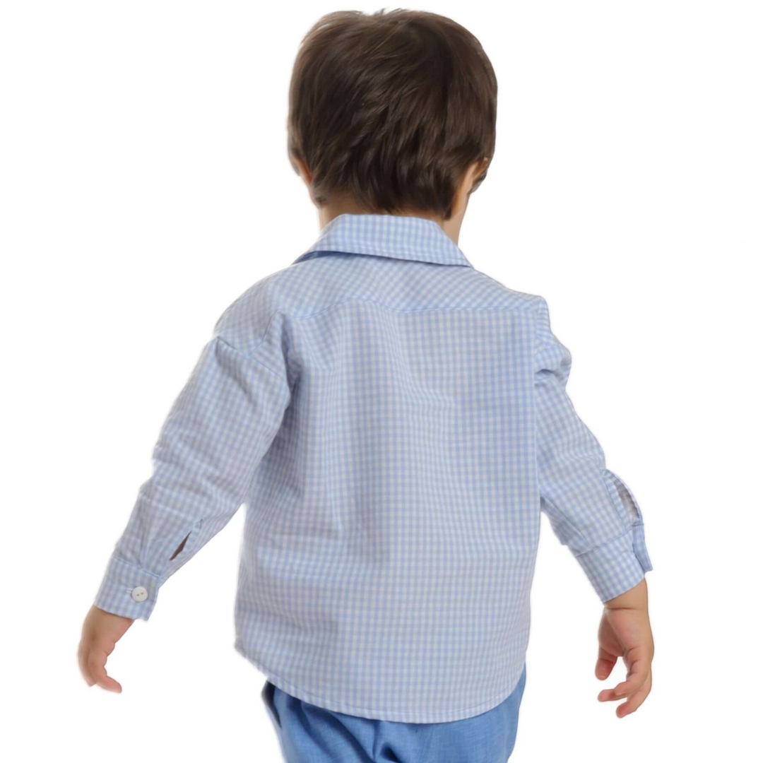 Patternforkids Kinderhemd TOM Schnittmuster mit Rückenpasse und Kragen in hellblauem Vichy-Karo an einem Kind