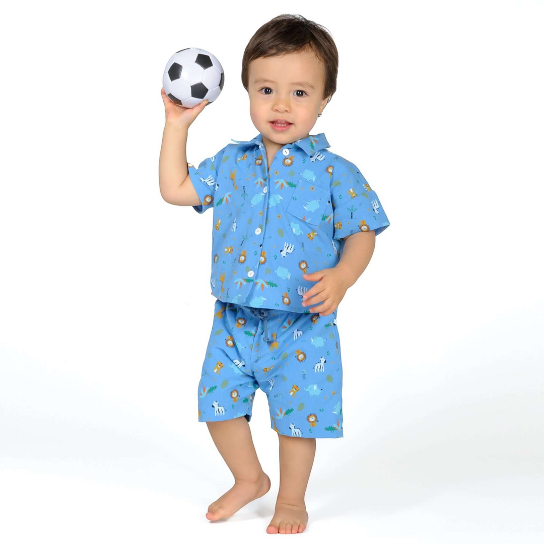 Patternforkids Kinderhemd TOM als blaues Kurzarm-Set mit Tiermuster, Brusttasche und passender Shorts für Jungen