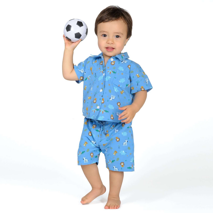 Patternforkids Kinderhemd TOM als blaues Kurzarm-Set mit Tiermuster, Brusttasche und passender Shorts für Jungen