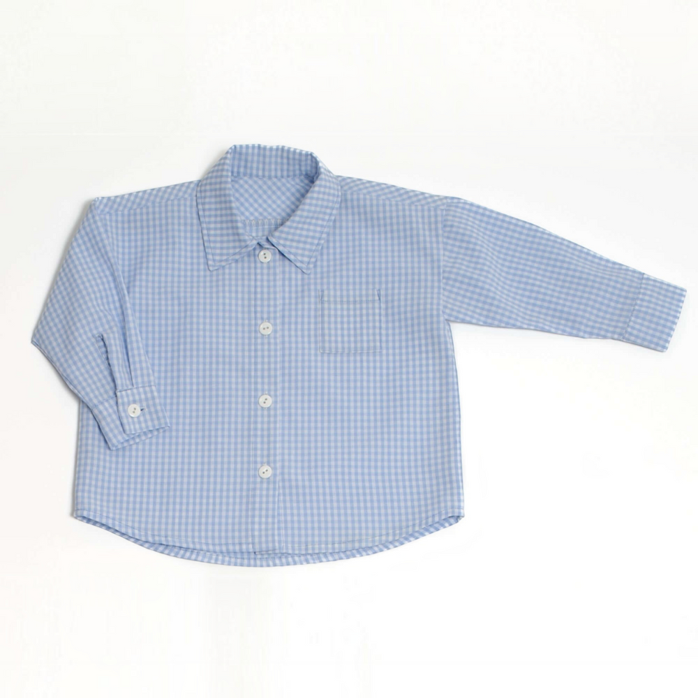 Patternforkids Kinderhemd TOM Schnittmuster als hellblaues Langarmhemd mit Vichy-Karo, Kragen und Brusttasche.