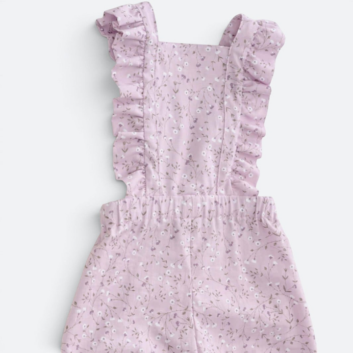 Patternforkids Latzhose Daisy mit Rüschen aus zartem fliederfarbenem Stoff mit Blumenmuster für Mädchen