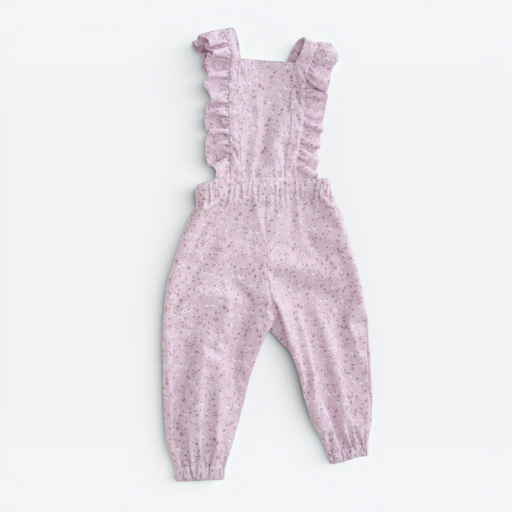 Patternforkids Latzhose Daisy mit Rüschen in zartem Flieder mit Blumenmuster für Mädchen