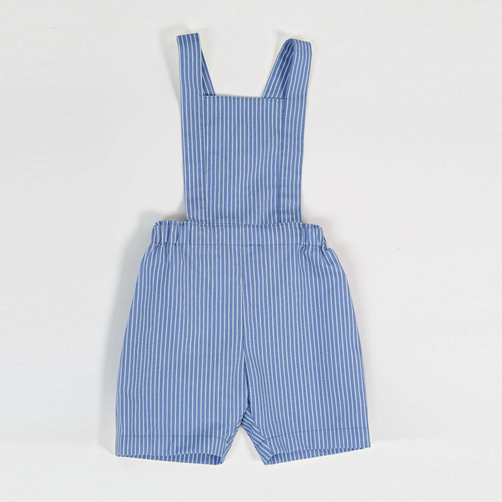 Patternforkids Latzhose MAX für Kleinkinder mit blau-weißem Streifenmuster und kurzen Beinen für den Sommer