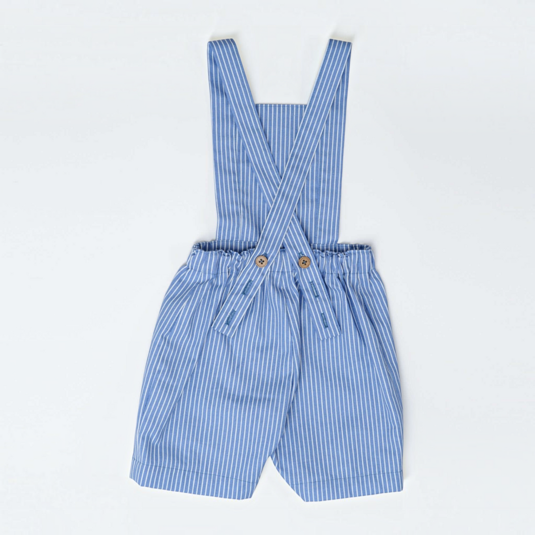 Patternforkids Latzhose MAX in Blau mit weißen Streifen, kurze Variante mit gekreuzten Trägern und Holzknöpfen