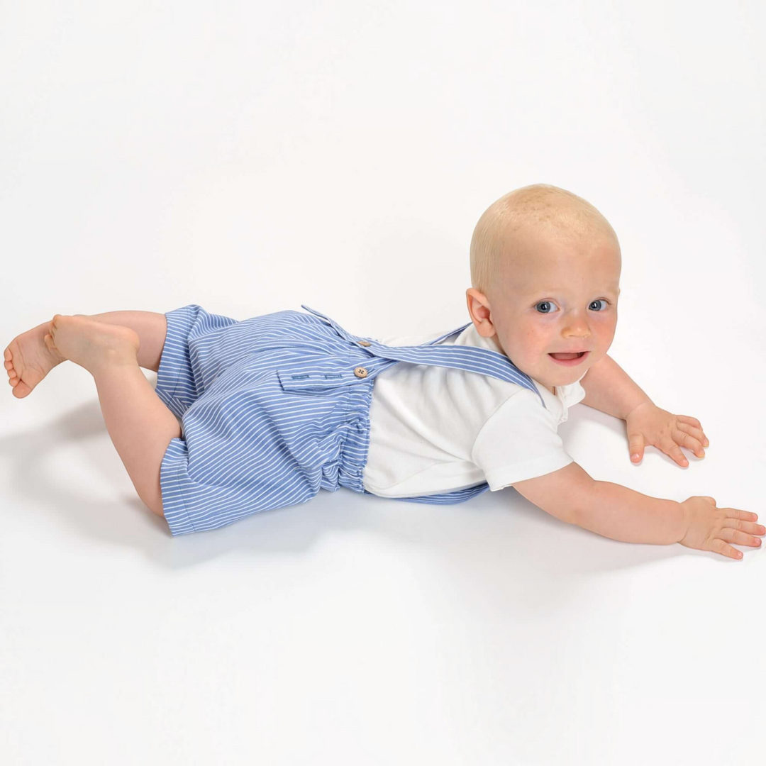 Patternforkids Schnittmuster Kleinkind Latzhose MAX als kurze Sommerhose in Blau-Weiß gestreift an einem Baby