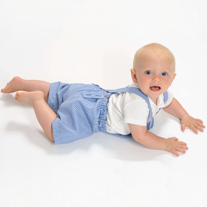 Patternforkids Schnittmuster Kleinkind Latzhose MAX: Baby trägt blaue gestreifte kurze Latzhose aus Baumwolle