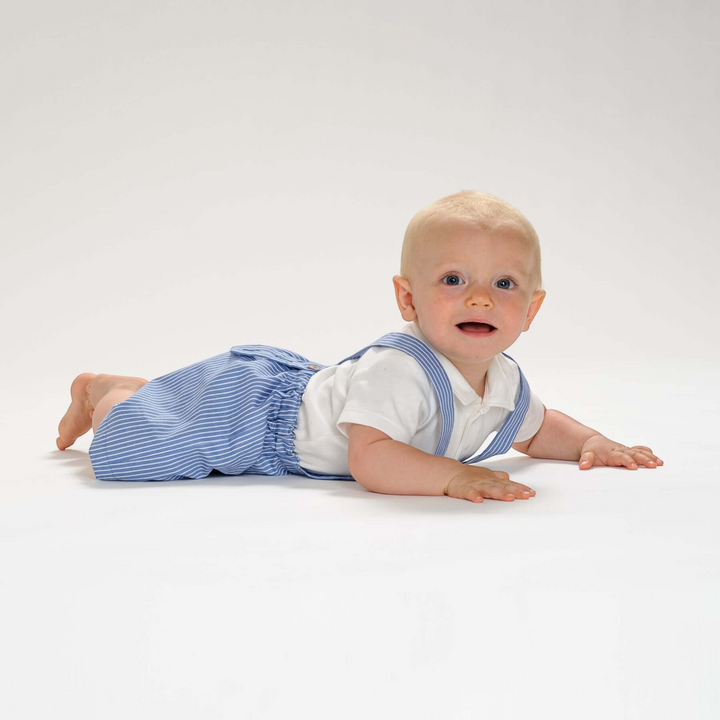 Patternforkids Schnittmuster Kleinkind Latzhose MAX: Baby in blau-weiß gestreifter Latzhose mit kurzen Beinen