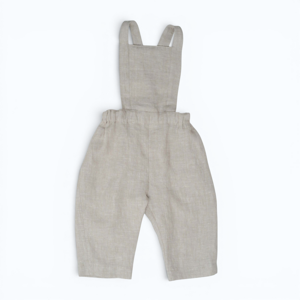 Patternforkids Schnittmuster Kleinkind Latzhose MAX aus beigem Leinenstoff mit langen Beinen und Trägern