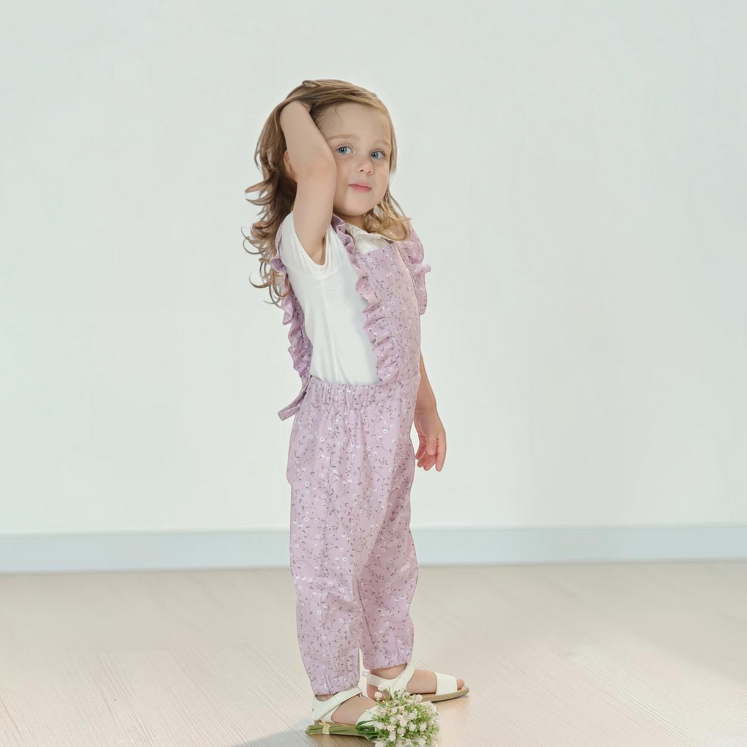 Patternforkids Schnittmuster DAISY: Mädchen-Latzhose in Flieder mit Rüschen, gekreuzten Trägern und elastischem Bund.