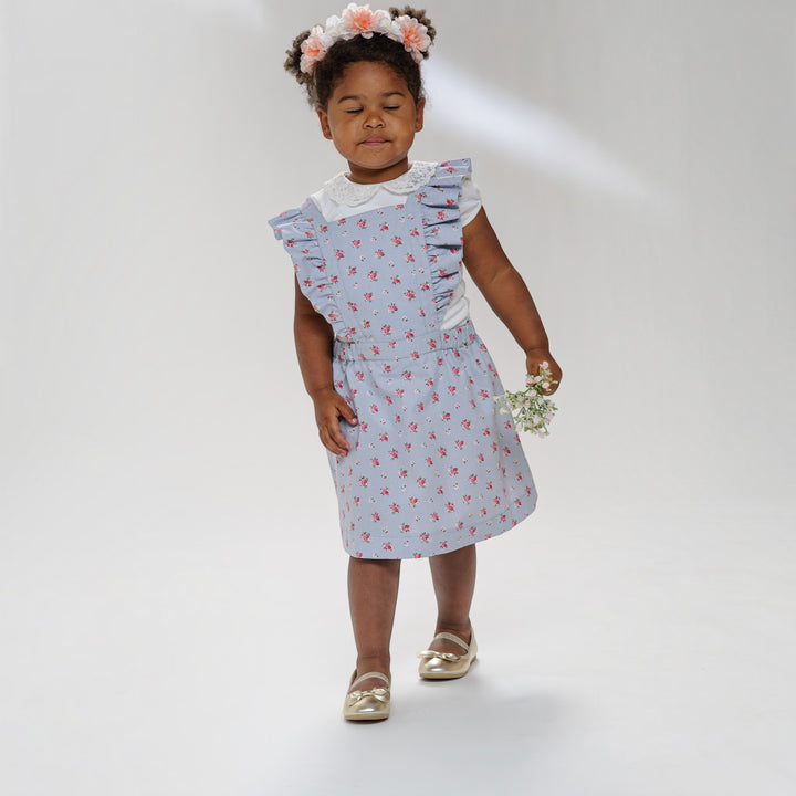 Latzkleid PDF Schnittmuster LIVIA – Rüschenkleid mit Trägern 68/74–116/122, Mädchen in floralem Latzkleid mit Rüschen.