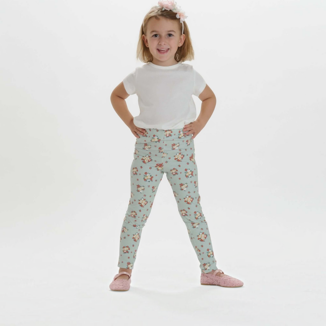 Patternforkids Schnittmuster Leggings ENNA: Mädchen trägt eine hellblaue, floral gemusterte Jersey-Leggings.