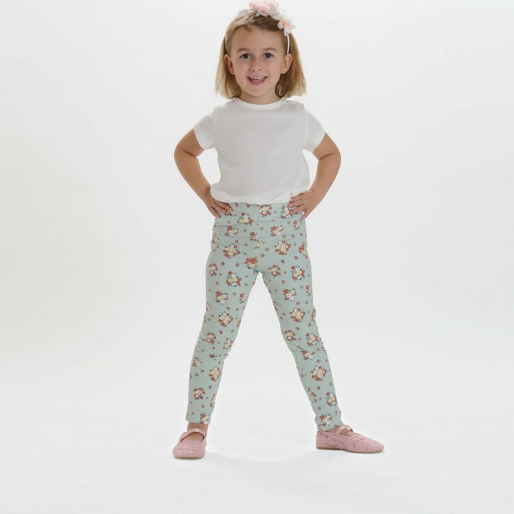 Patternforkids Schnittmuster Leggings ENNA: Mädchen trägt eine hellblaue, floral gemusterte Jersey-Leggings.