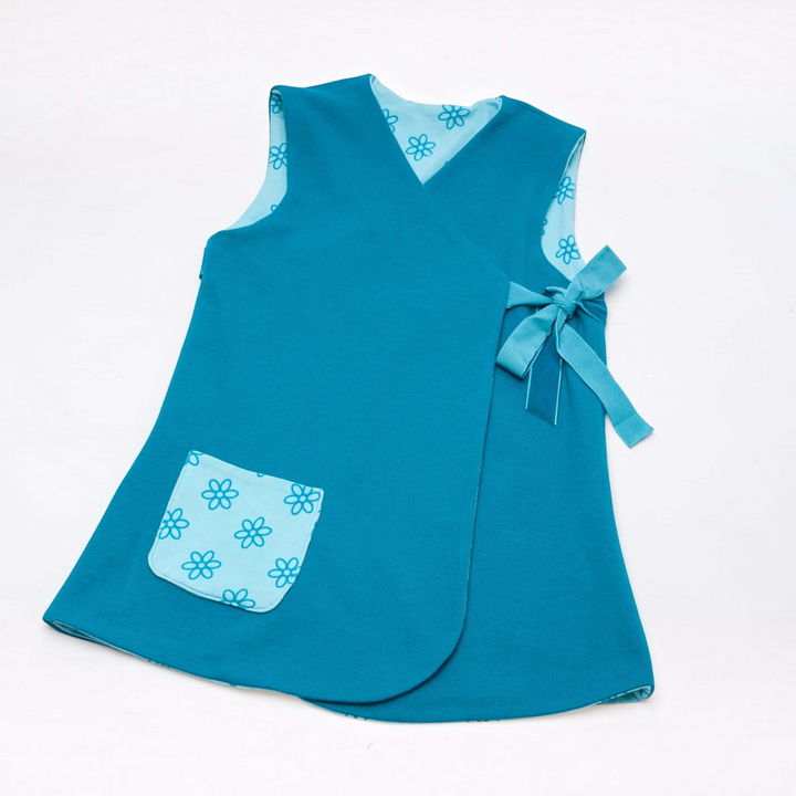 Patternforkids LENA Tunika in Petrol mit Blumenmuster-Tasche und seitlicher Schleife als PDF-Schnittmuster
