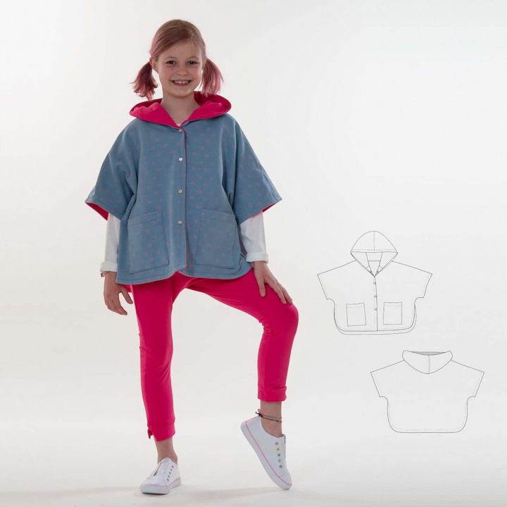 Patternforkids Mädchen Poncho PAULA mit Kapuze aus blauem Stoff mit pinkem Innenfutter und Knopfleiste