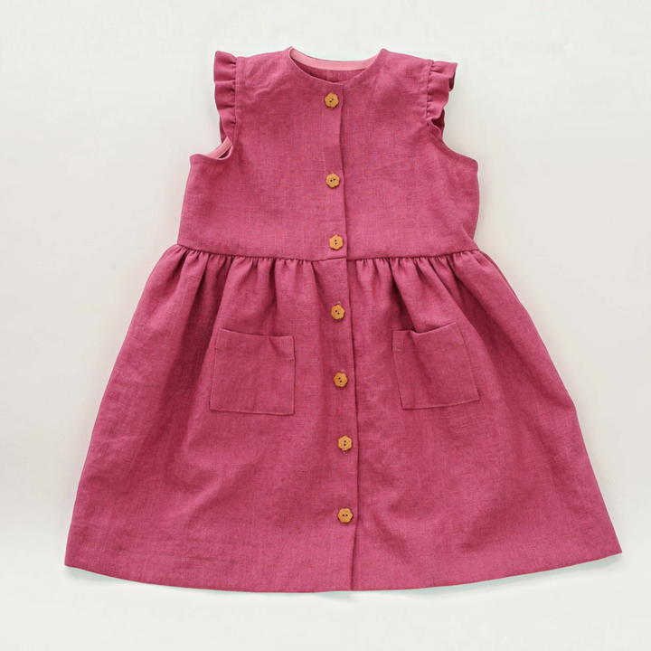 Patternforkids Mädchenkleid MIMI in Beerenrot mit Rüschen, Knopfleiste und aufgesetzten Taschen als ärmelloses Modell