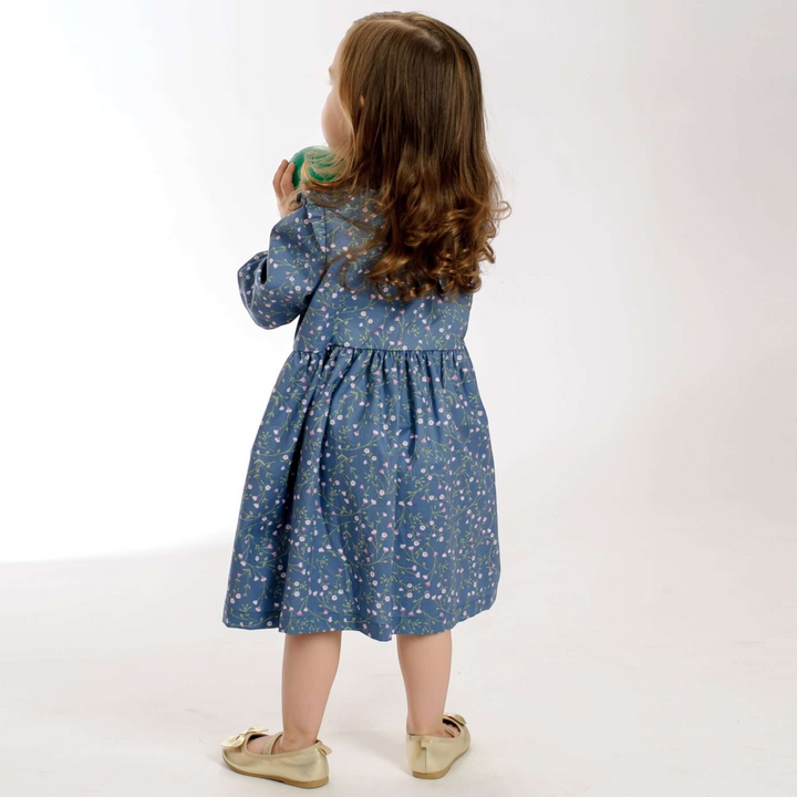 Patternforkids Mädchenkleid MIMI mit Blumenmuster in Blau, Langarm-Schnittmuster für Kinder, Rückansicht