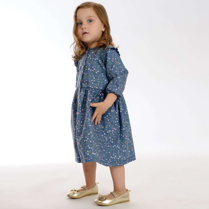 Patternforkids Mädchenkleid MIMI aus blauem Baumwollstoff mit Blumenmuster, Langarm-Variante mit Rüschen und Knöpfen