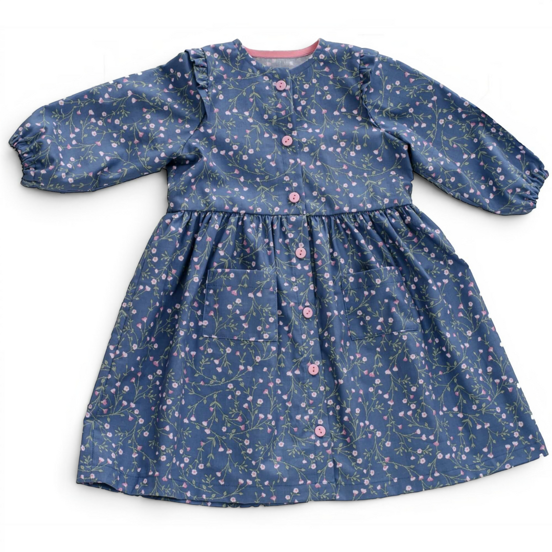 Patternforkids Mädchenkleid MIMI mit Blumenmuster, Rüschenärmeln, Knopfleiste und Taschen in Blau