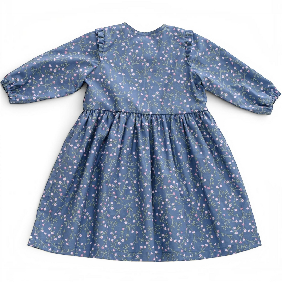 Patternforkids Mädchenkleid MIMI mit Langarm, blauem Blumenmuster, gekräuseltem Rock und Volantdetails an den Schultern