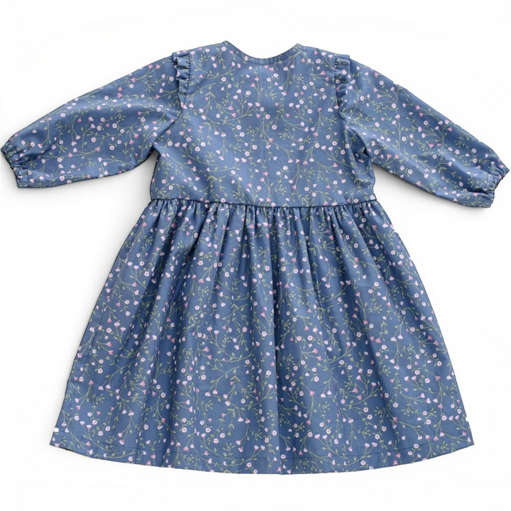 Patternforkids Mädchenkleid MIMI mit Langarm, blauem Blumenmuster, gekräuseltem Rock und Volantdetails an den Schultern