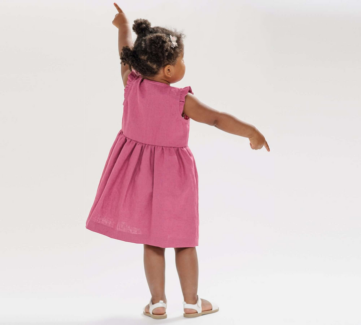 Patternforkids Mädchenkleid MIMI aus rosa Leinen mit Rüschenärmeln, von hinten fotografiert