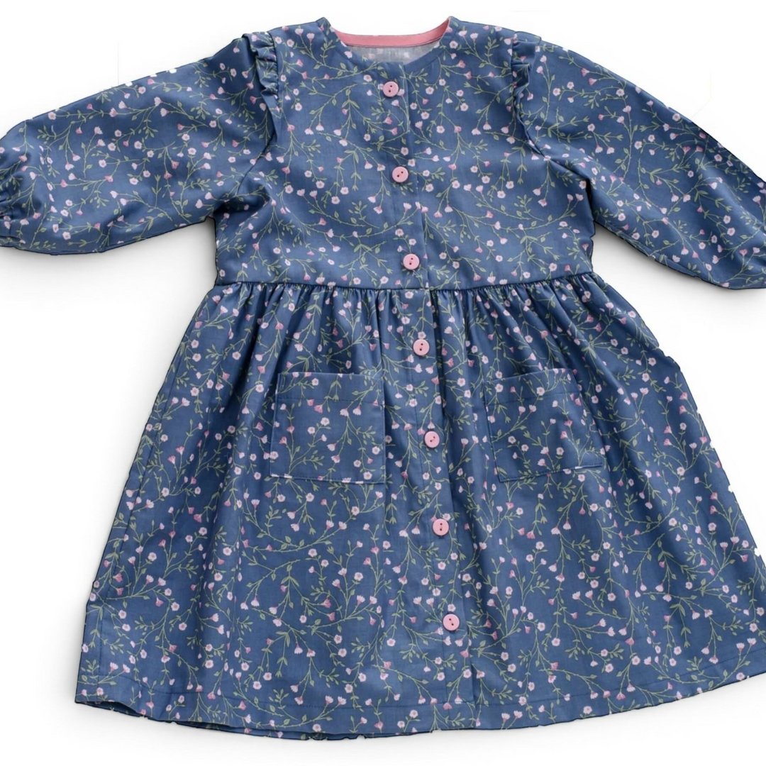 Patternforkids Mädchenkleid MIMI Schnittmuster mit blauem Blumenmuster, Langarm, Knopfleiste und aufgesetzten Taschen