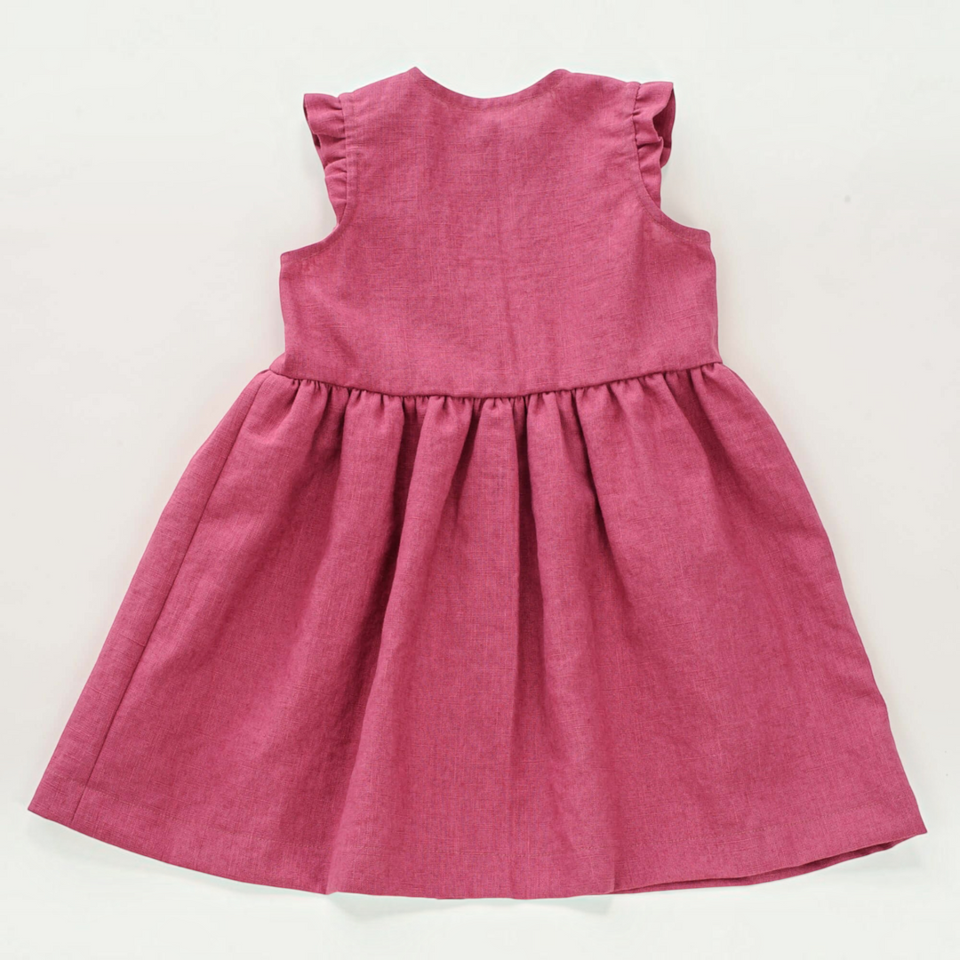 Patternforkids Mädchenkleid MIMI Schnittmuster in Beerenrot mit Rüschenärmeln und ausgestelltem Rock