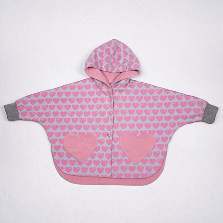 Patternforkids Poncho MARA mit Kapuze, rosa Herzmuster, Druckknöpfen und aufgesetzten Herztaschen für Kinder