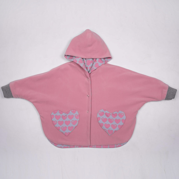 Patternforkids Schnittmuster Poncho MARA in Rosa mit Kapuze, Druckknöpfen und herzförmigen Taschen