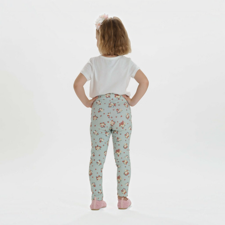 Patternforkids Schnittmuster ENNA: Kind trägt schmale Leggings mit Blumenmuster aus Jersey in hellblau
