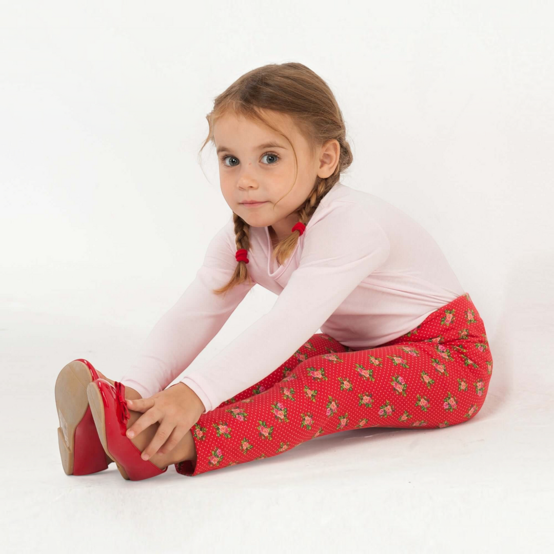 Patternforkids Schnittmuster ENNA Leggings für Kinder, rote Hose mit Blumenmuster, getragen von einem Mädchen