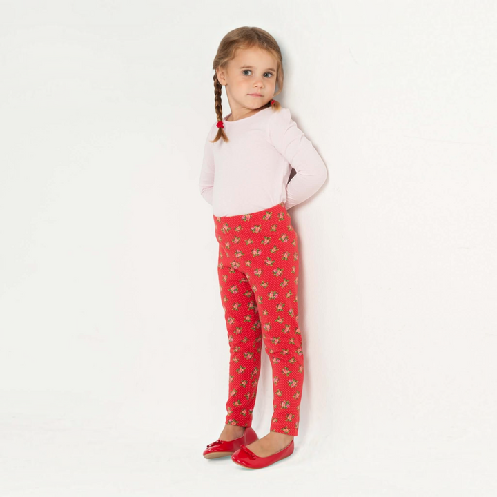 Patternforkids Schnittmuster ENNA: Mädchen trägt eine rote Leggings mit Blumenmuster und elastischem Bund.