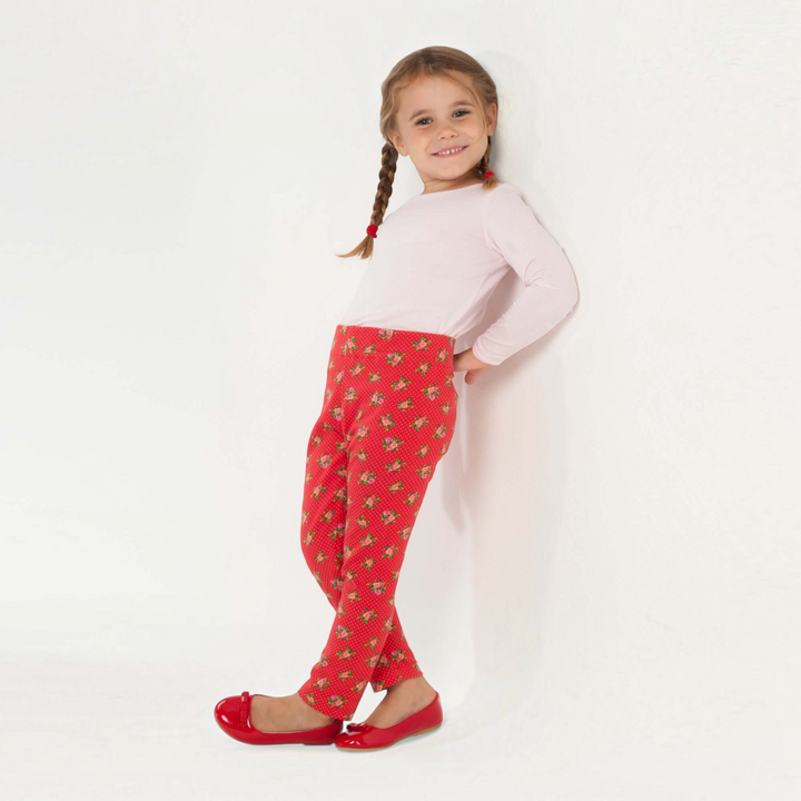 Patternforkids Schnittmuster ENNA: Mädchen trägt eine rote Leggings mit Blumenmuster und elastischem Bund.