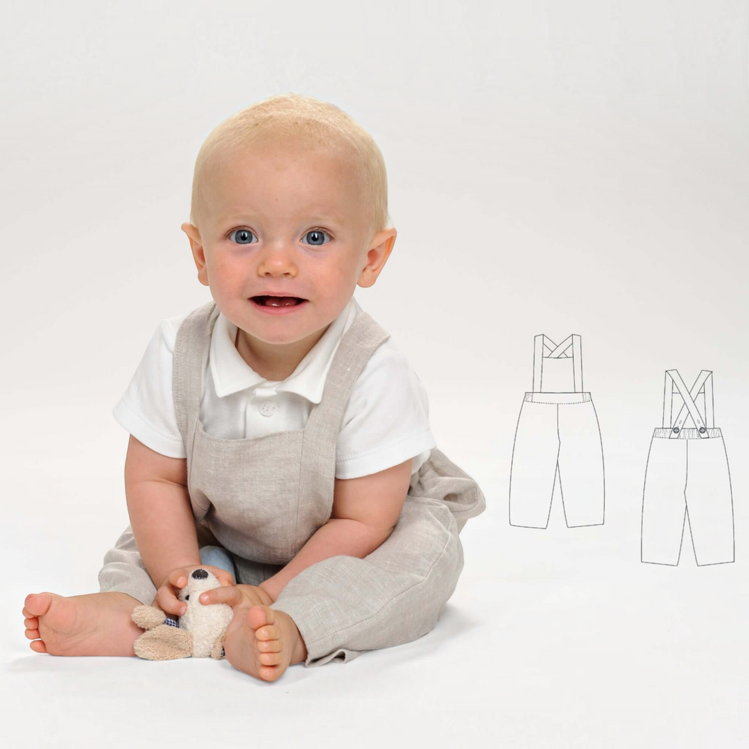 Patternforkids Schnittmuster Kleinkind Latzhose MAX aus beigem Leinen an einem Baby mit weißem Poloshirt