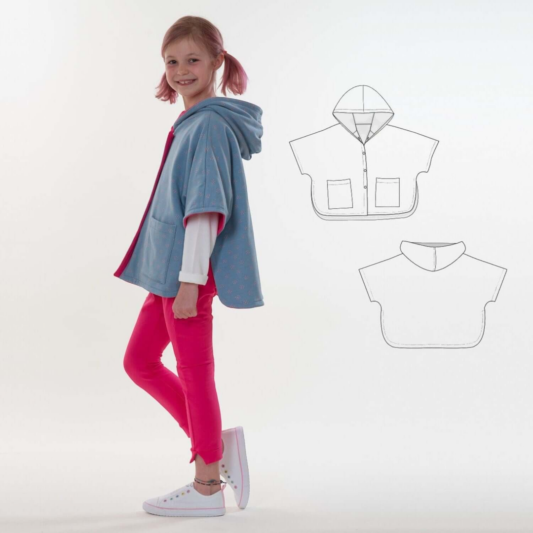 Patternforkids Schnittmuster Mädchen Poncho PAULA mit Kapuze und Taschen, getragen von einem Mädchen