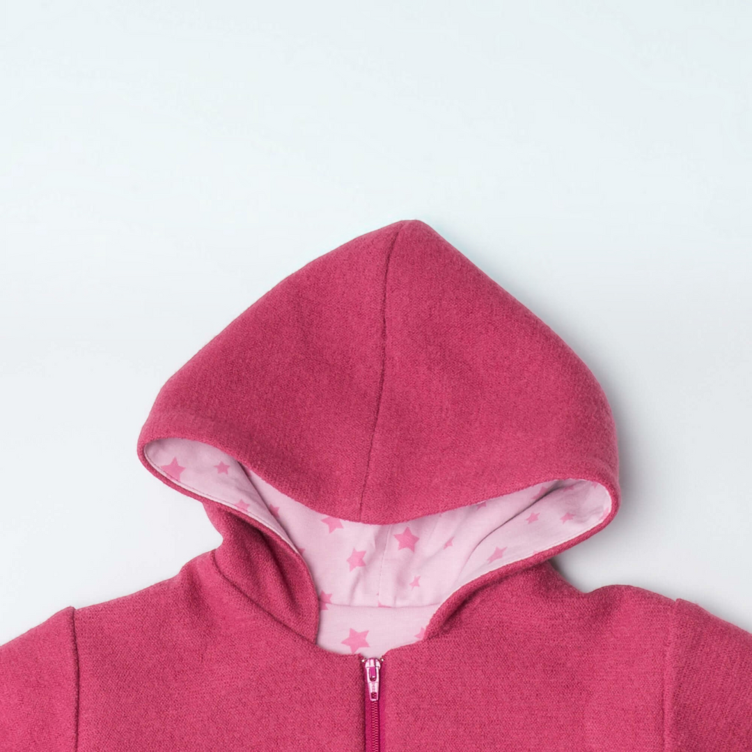 Patternforkids SOLE Kapuzenstrampler in Pink mit Sternenfutter und Reißverschluss aus weichem Wollwalk oder Fleece