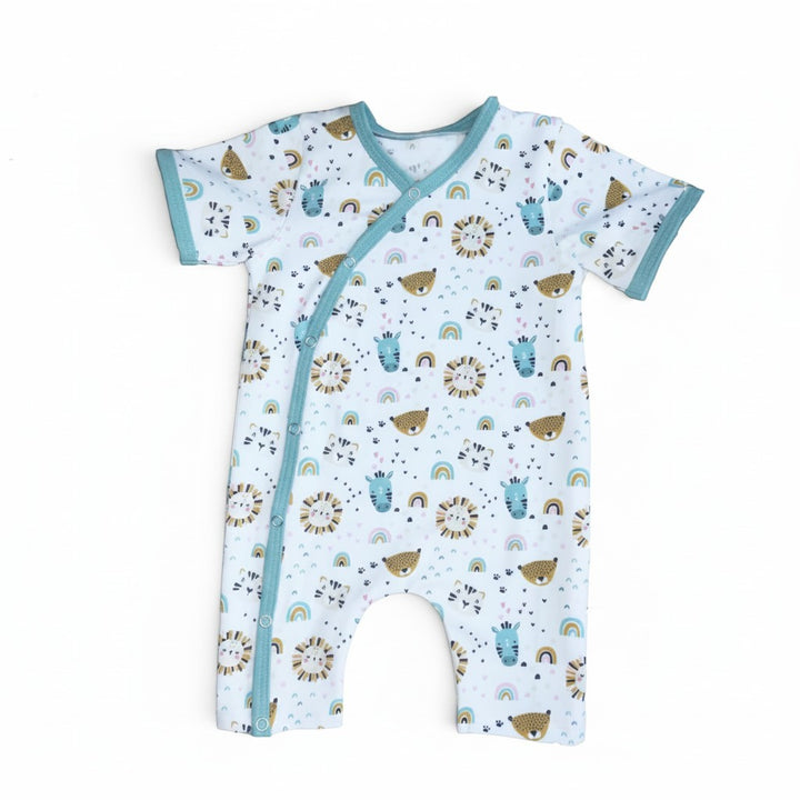 Baby Strampler PDF Schnittmuster LEON – 2-in-1 mit Druckknöpfen 50/56–98/104 in buntem Tiermotiv mit kurzen Ärmeln.