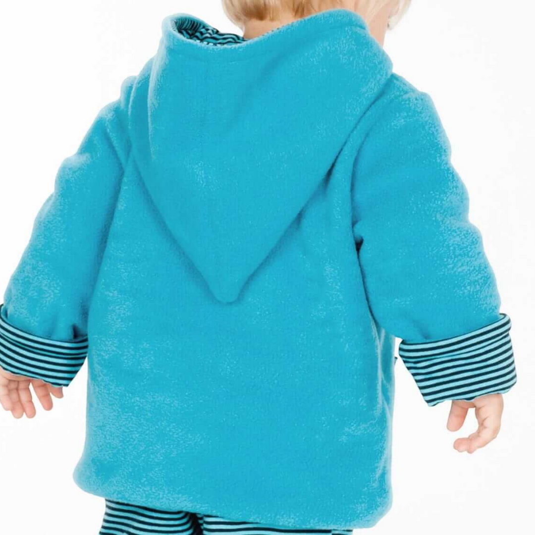 Patternforkids Schnittmuster TORETTO Kapuzenjacke in Blau mit spitzer Kapuze und gestreiften Ärmelbündchen