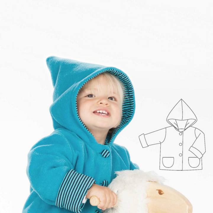 Patternforkids Schnittmuster TORETTO Kapuzenjacke in Blau mit gestreiftem Innenfutter an einem Kind