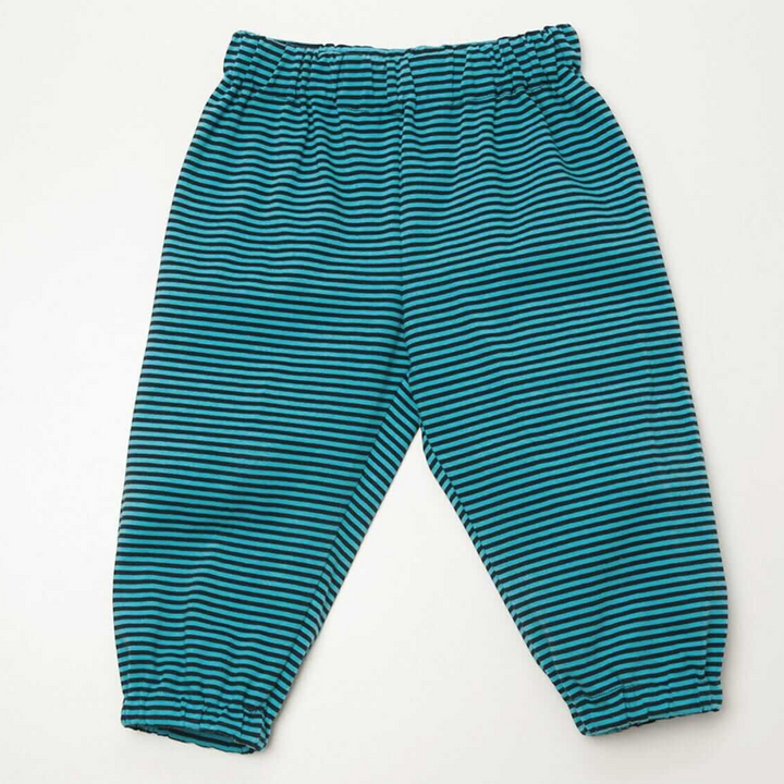 Patternforkids Torino Babyhose mit blau-schwarzem Streifenmuster, bequemer Schnitt mit Gummizug am Bund und Saum.