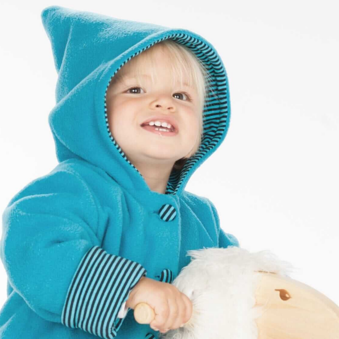 Patternforkids Schnittmuster für eine türkise Baby-Kapuzenjacke mit gestreiftem Innenfutter und spitzer Kapuze
