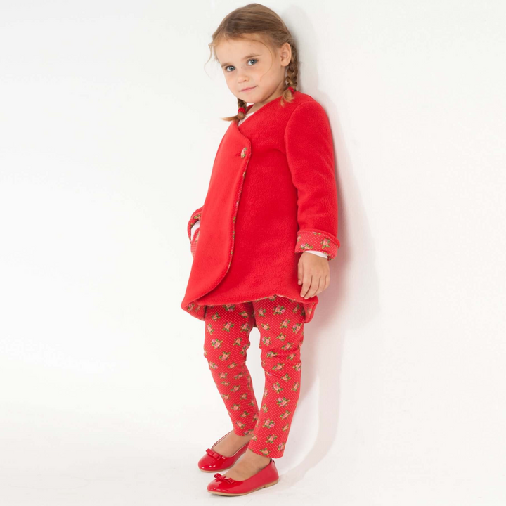 Patternforkids Schnittmuster LENA ENNA Set mit roter Fleece-Tunika und gemusterter Leggings an einem kleinen Mädchen