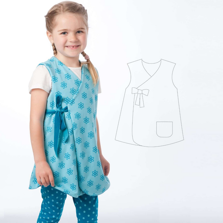 Patternforkids Schnittmuster LENA ENNA: Mädchen trägt eine hellblaue Tunika mit Blumenmuster und eine gepunktete Leggings.