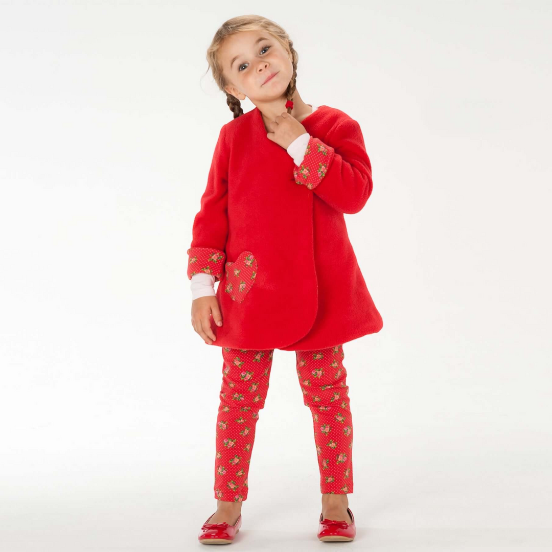 Patternforkids Schnittmuster LENA ENNA: Mädchen trägt rote Tunika und gemusterte Leggings aus dem PDF-Set.