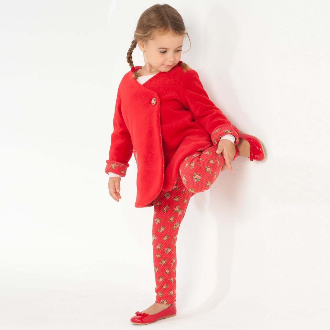 Patternforkids Schnittmuster LENA ENNA Set: Mädchen trägt rote Tunika und gemusterte Leggings vor weißem Hintergrund