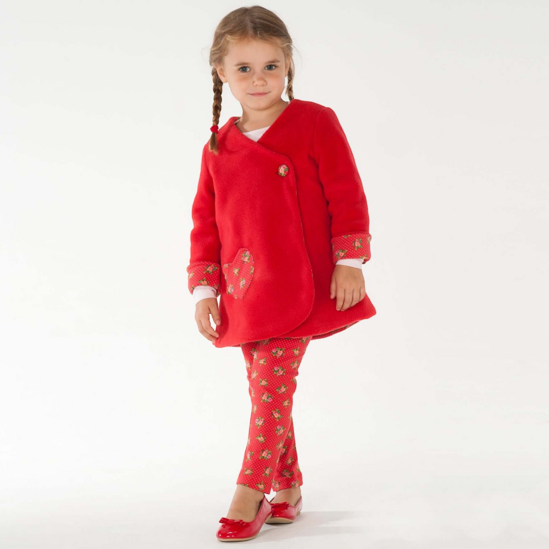 Patternforkids Schnittmuster LENA ENNA Set: Mädchen trägt rote Tunika und gemusterte Leggings vor weißem Hintergrund