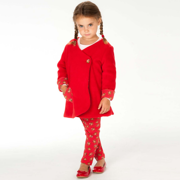 Patternforkids Schnittmuster Set LENA ENNA: Mädchen trägt rote Tunika und gemusterte Leggings vor weißem Hintergrund